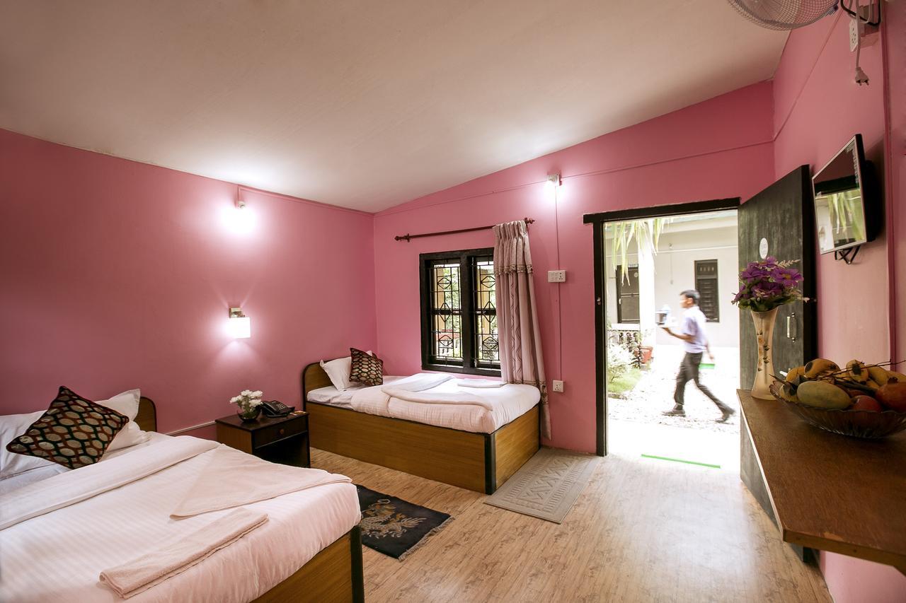 Sauraha Nana Hotel エクステリア 写真