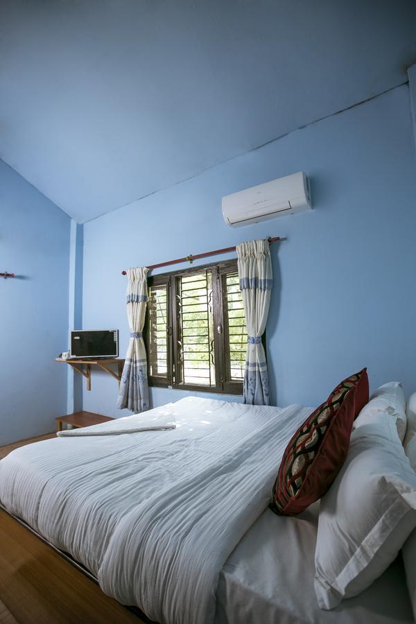 Sauraha Nana Hotel エクステリア 写真