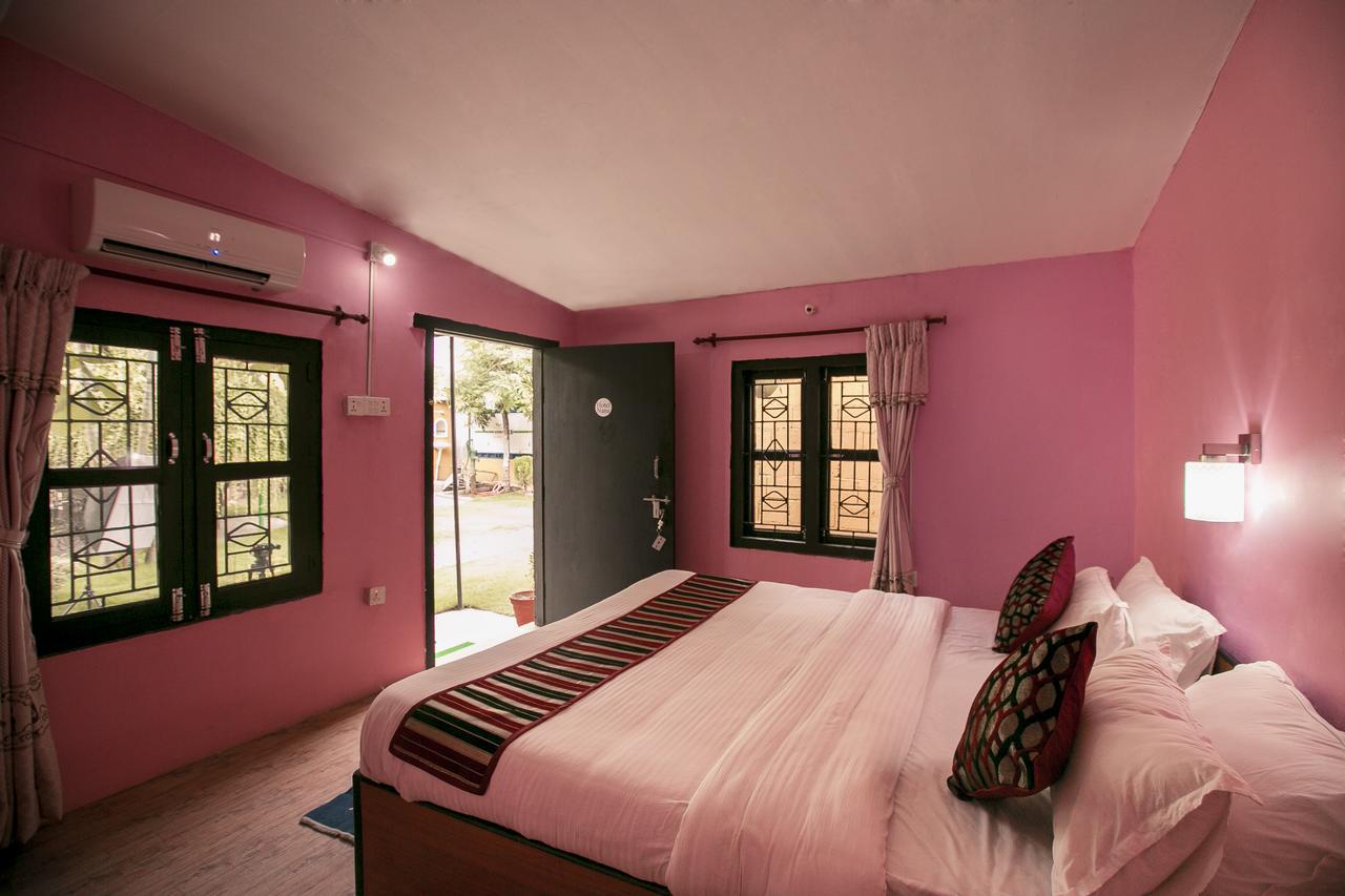 Sauraha Nana Hotel エクステリア 写真