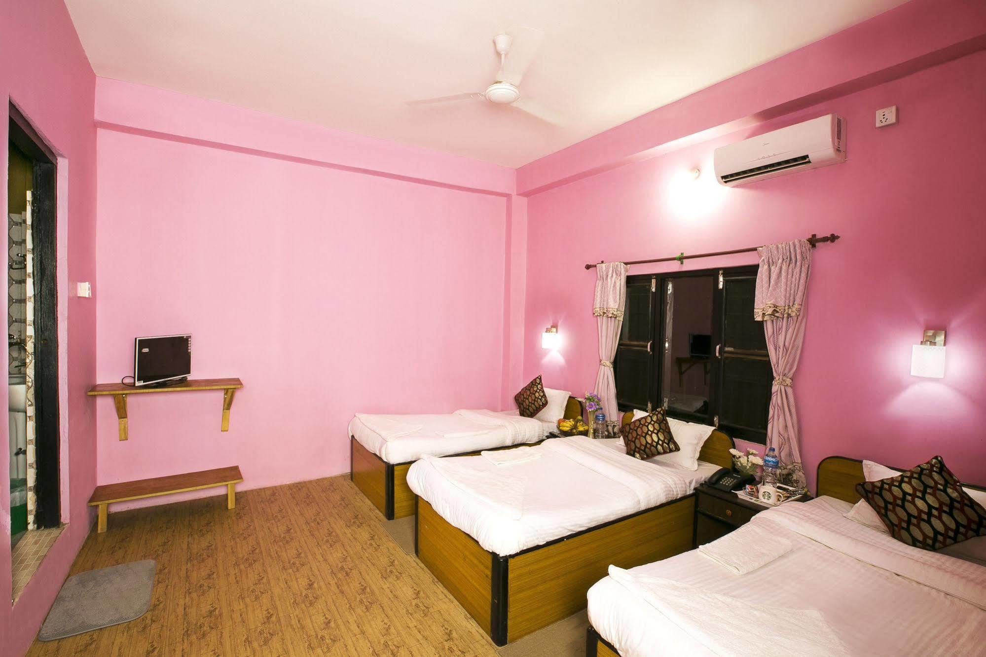 Sauraha Nana Hotel エクステリア 写真