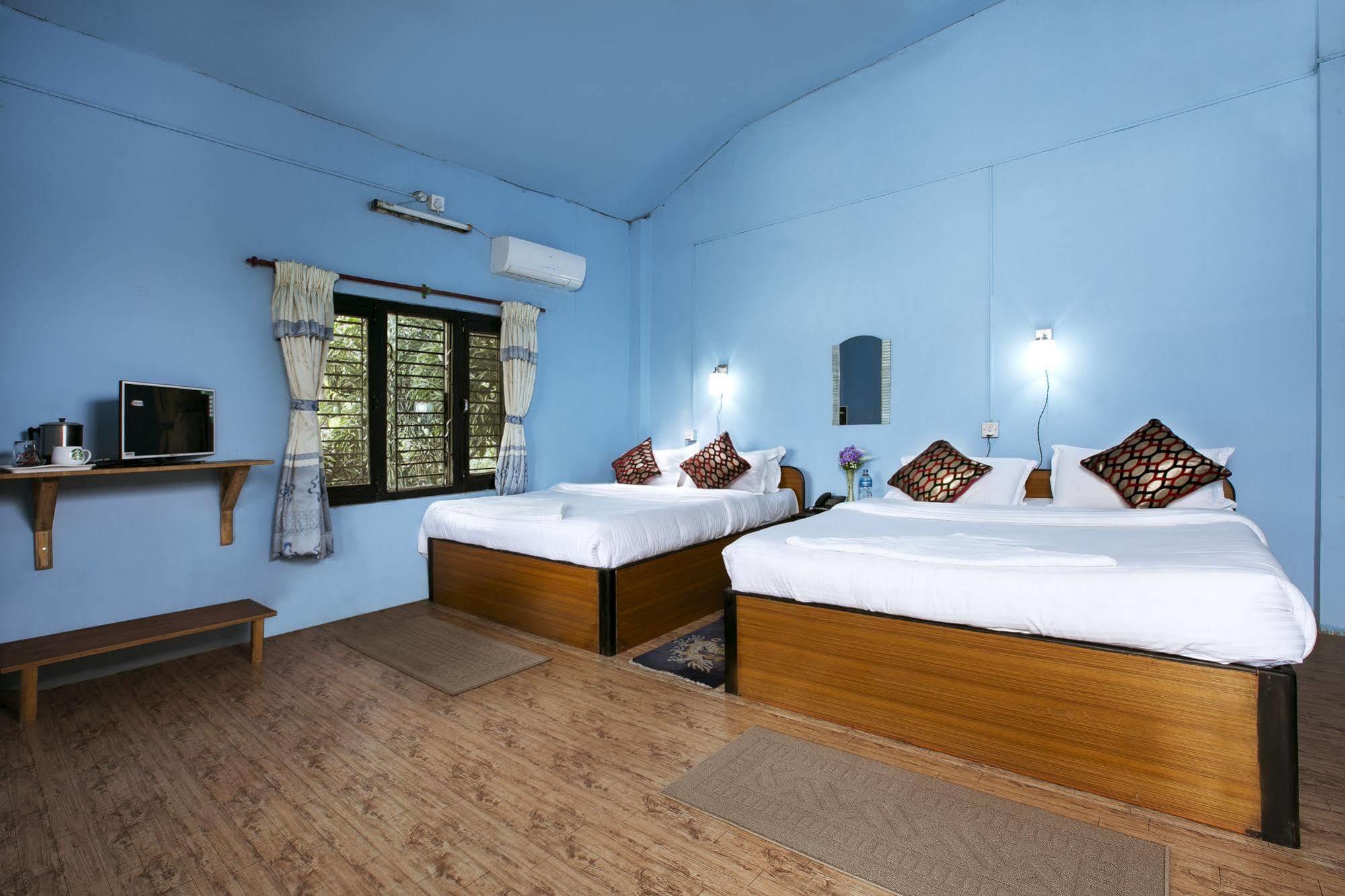 Sauraha Nana Hotel エクステリア 写真