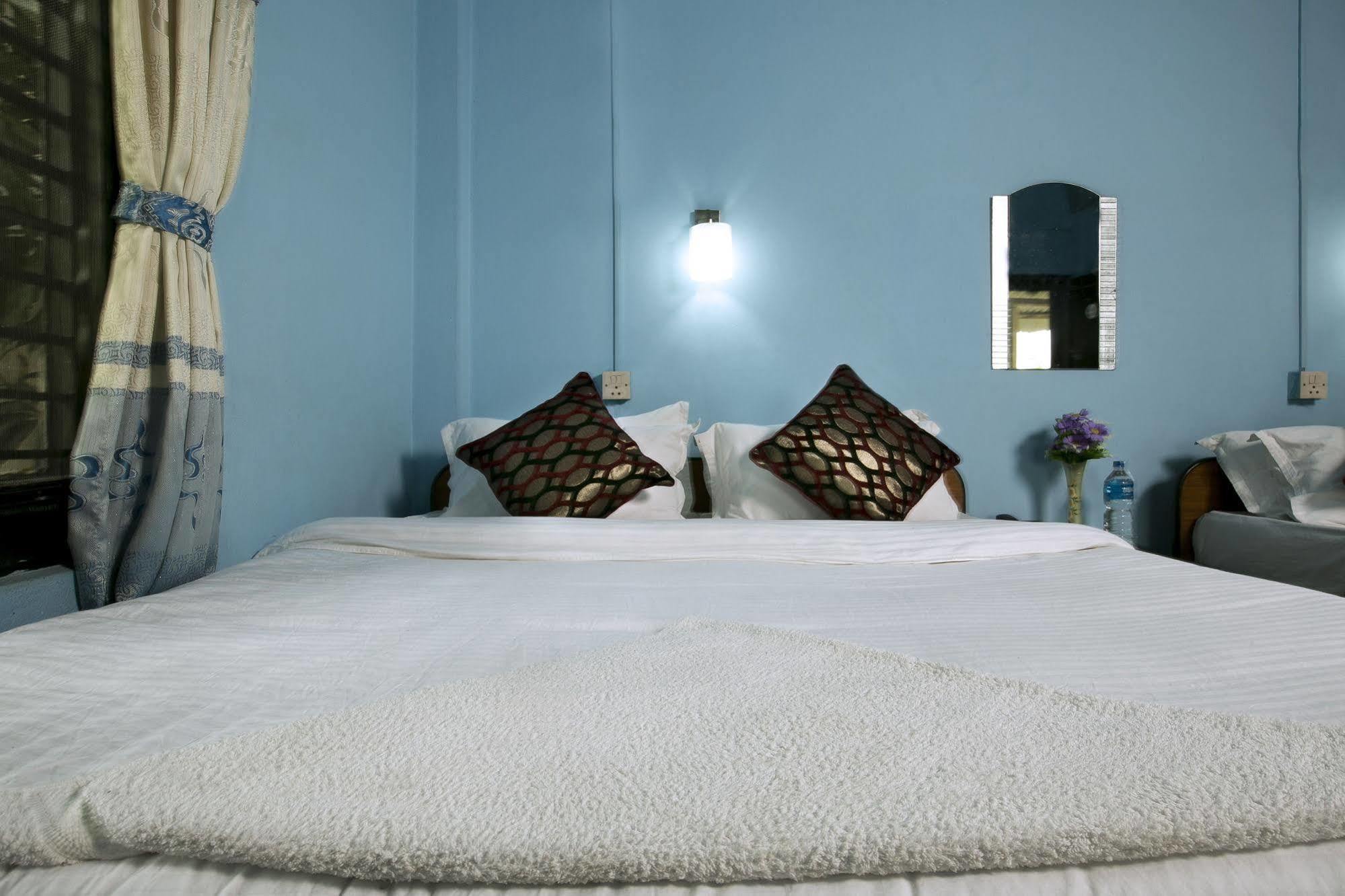 Sauraha Nana Hotel エクステリア 写真