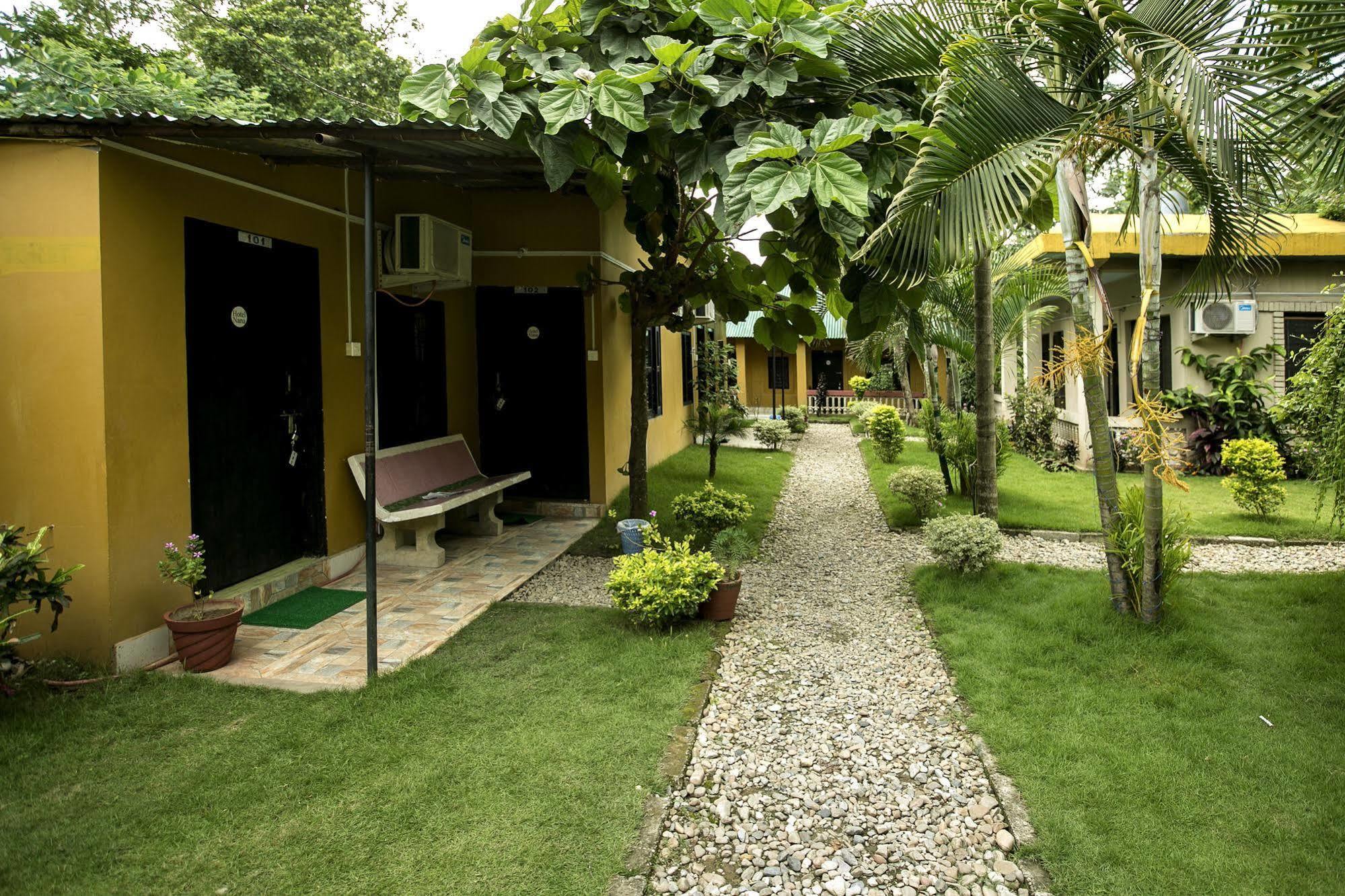 Sauraha Nana Hotel エクステリア 写真