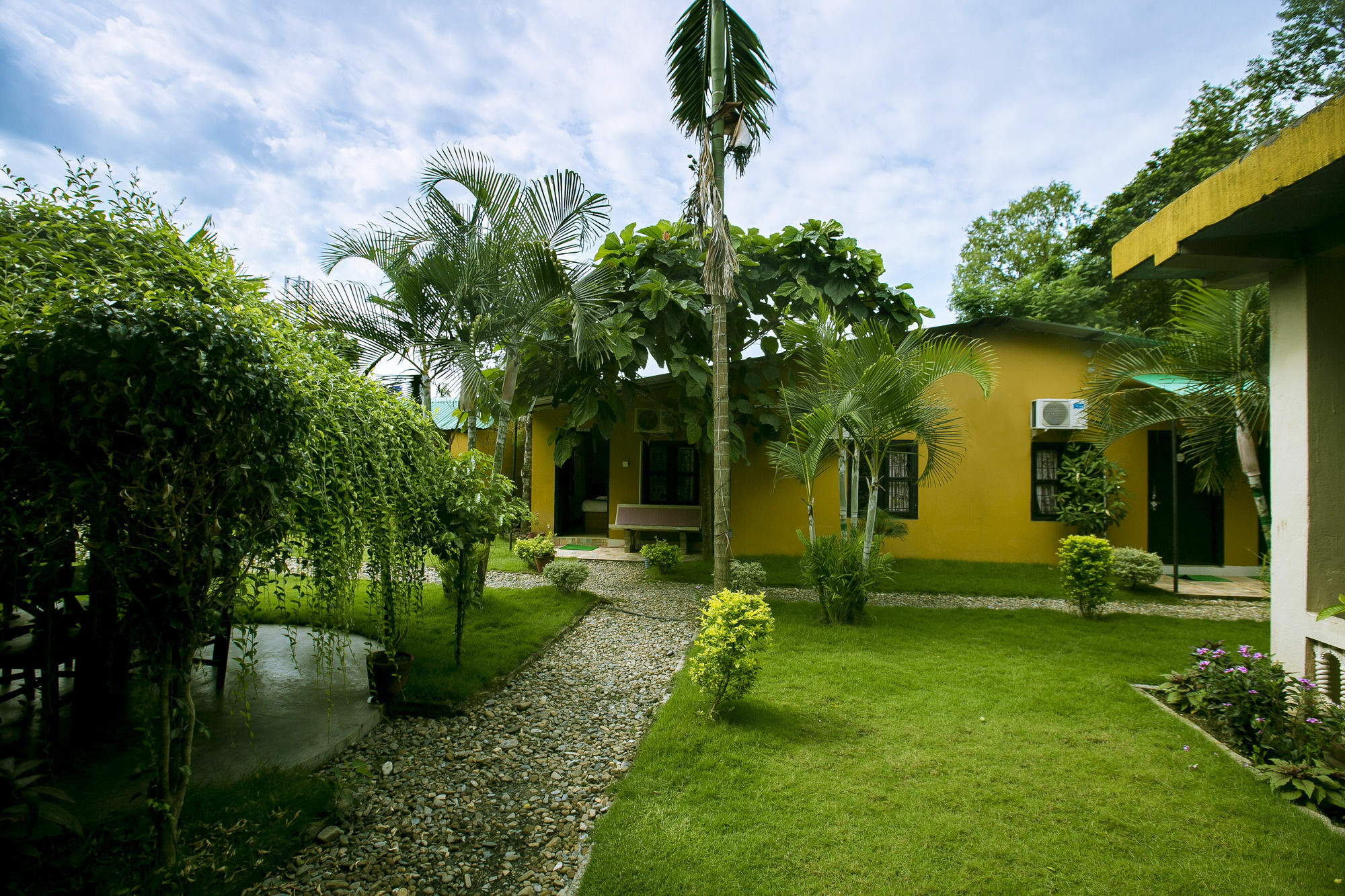 Sauraha Nana Hotel エクステリア 写真